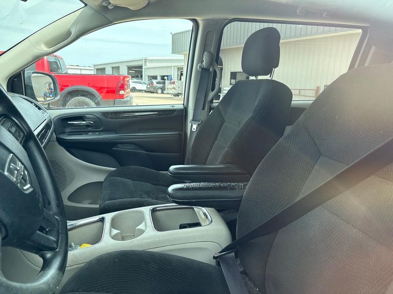 Used 2016 Dodge Grand Caravan SXTImage 3