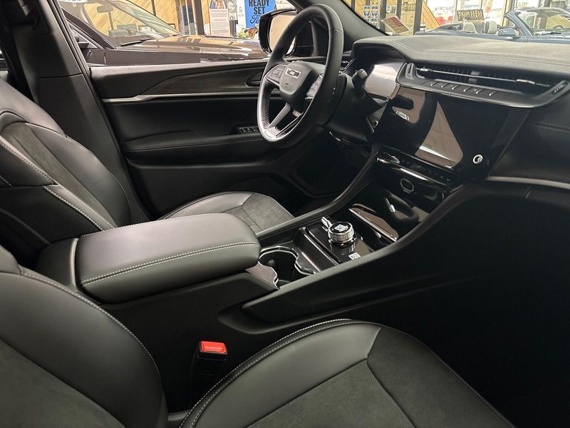 New 2026 Jeep Grand Cherokee Laredo Altitude 4x4Image 4