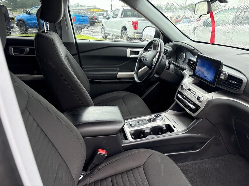 Used 2021 Ford Explorer XLTImage 3