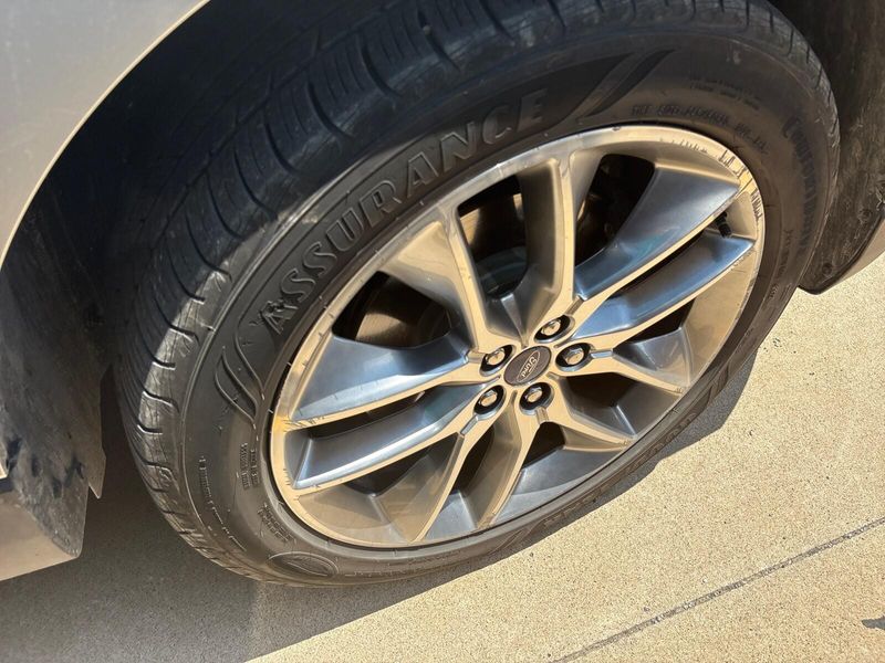 2017 Ford Edge TitaniumImage 9