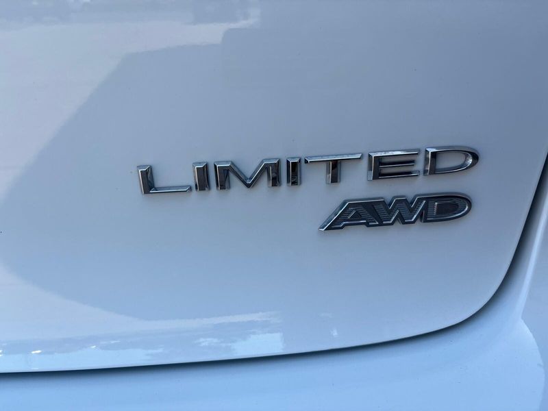 Used 2023 Chrysler Pacifica LimitedImage 11