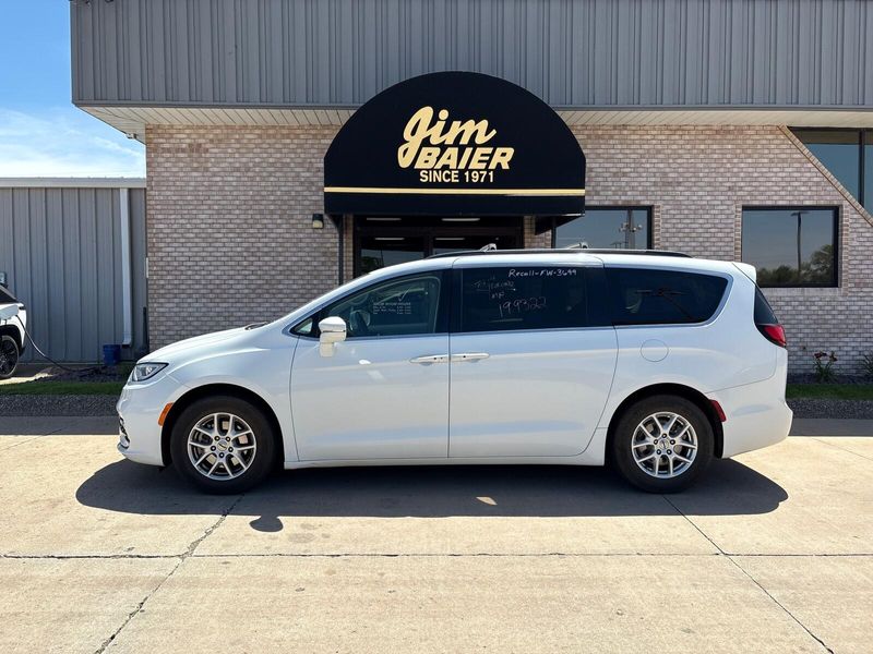 Used 2022 Chrysler Pacifica Touring LImage 2
