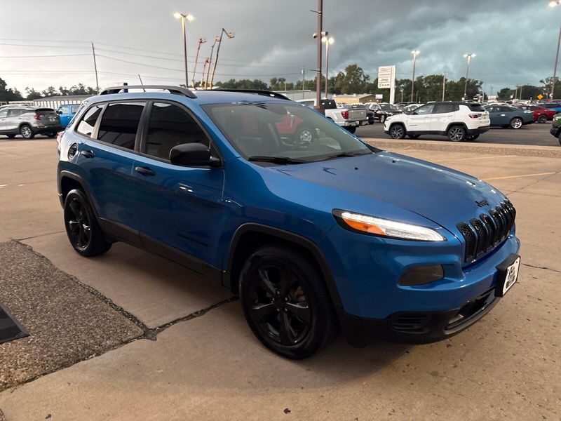 Used 2017 Jeep Cherokee AltitudeImage 4