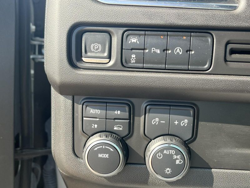 2023 Chevrolet Suburban LTImage 18