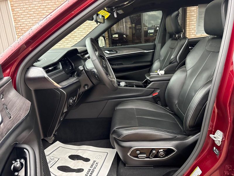 Used 2023 Jeep Grand Cherokee L OverlandImage 3