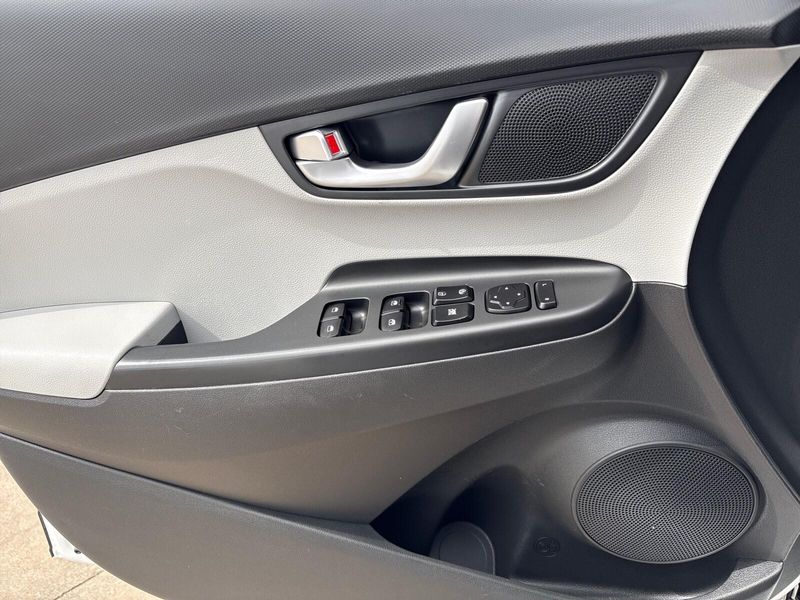 Used 2022 Hyundai Kona SELImage 13
