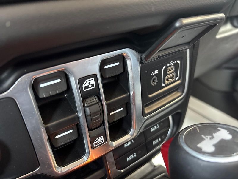 Used 2024 Jeep Wrangler SaharaImage 19