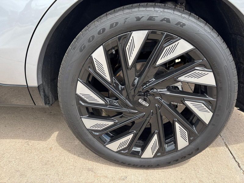 Used 2024 Lincoln Nautilus ReserveImage 13