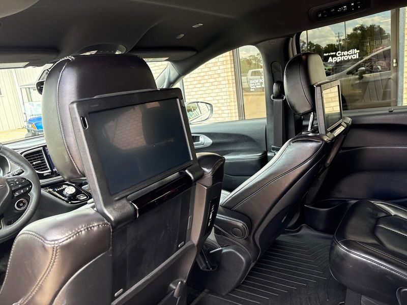 2023 Chrysler Pacifica Touring L photo 6