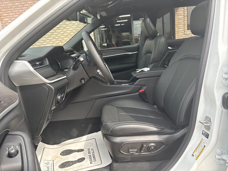 New 2026 Jeep Grand Cherokee L Limited Reserve 4x4Image 3