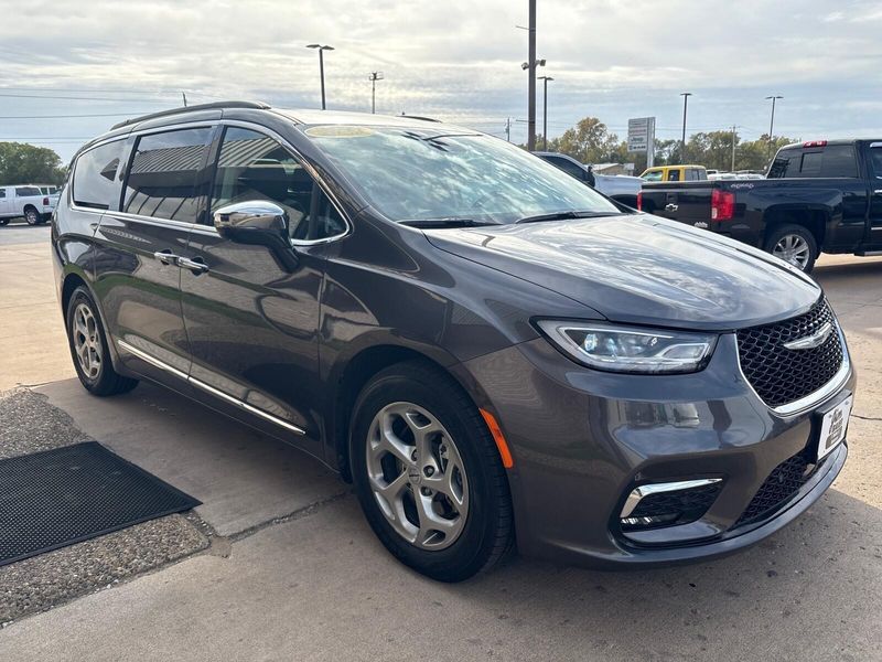 Used 2023 Chrysler Pacifica LimitedImage 9