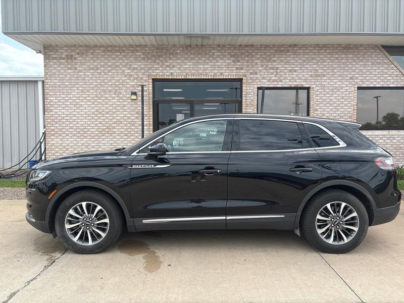 Used 2022 Lincoln Nautilus ReserveImage 2