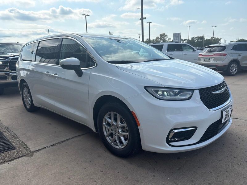 Used 2023 Chrysler Pacifica Touring LImage 6