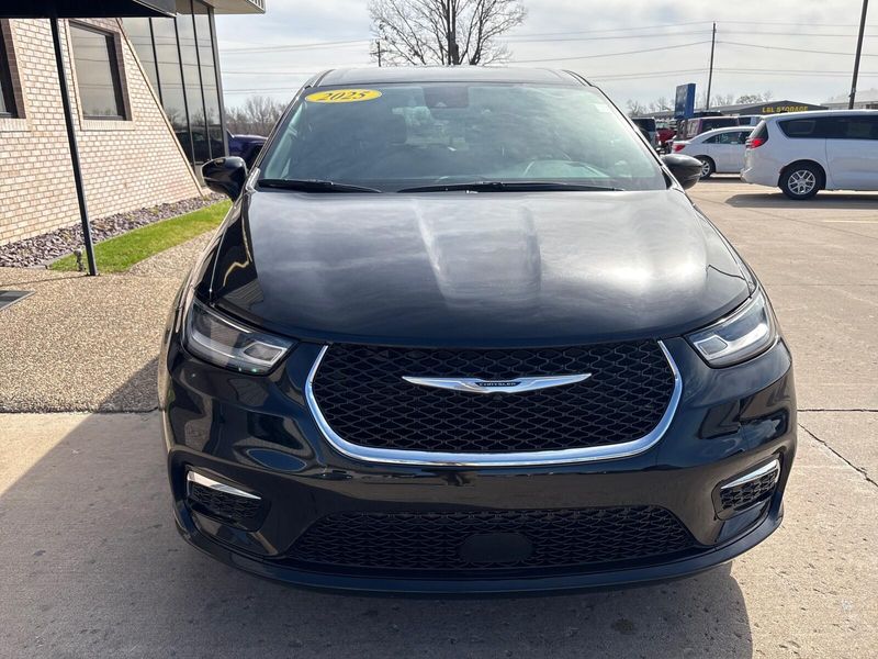 Used 2025 Chrysler Pacifica SelectImage 7