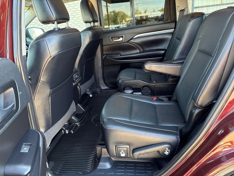 Used 2019 Toyota Highlander LimitedImage 4