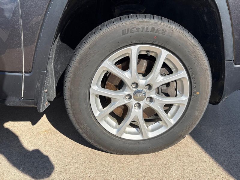 Used 2015 Jeep Cherokee Latitude AltitudeImage 9