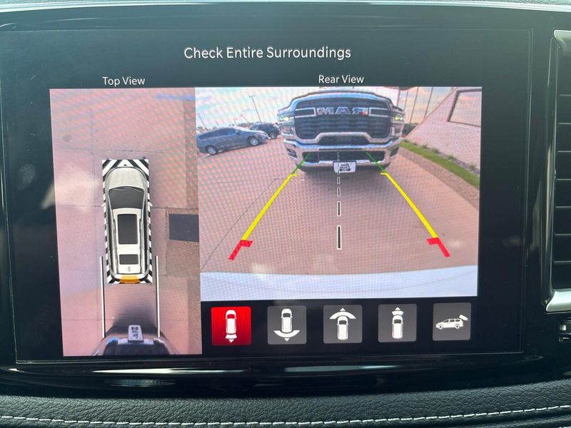 Used 2023 Chrysler Pacifica Touring LImage 18