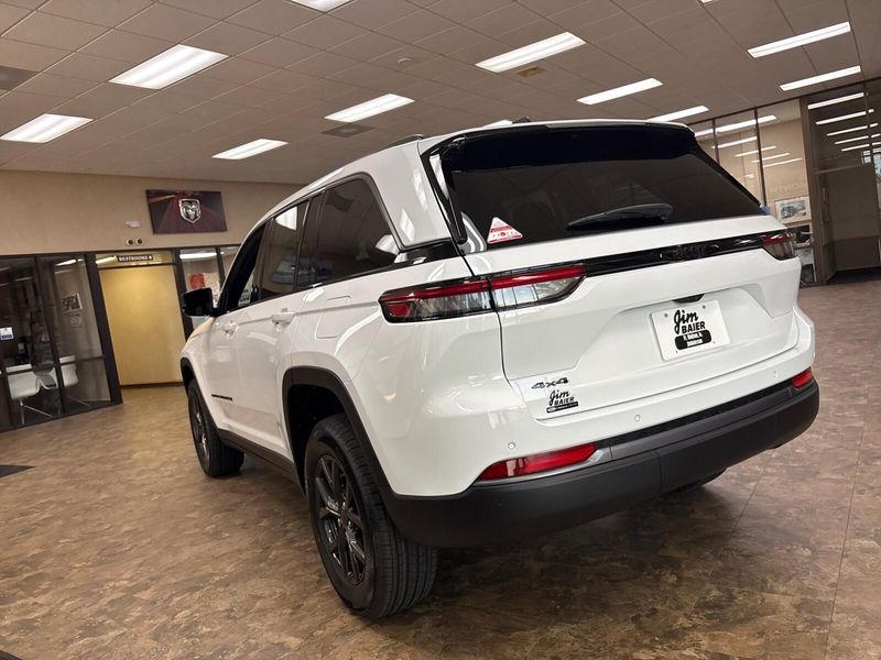 New 2027 Jeep Grand Cherokee Laredo AltitudeImage 11