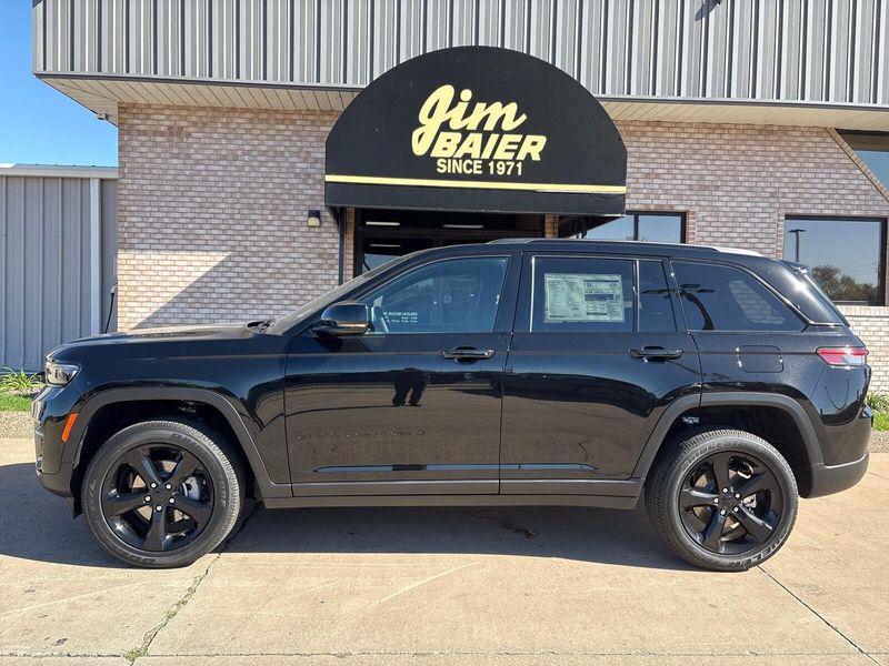 New 2025 Jeep Grand Cherokee Altitude X 4x4Image 2