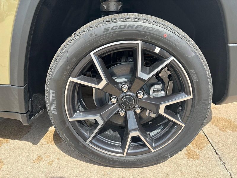 New 2026 Jeep Cherokee Overland 4x4Image 13