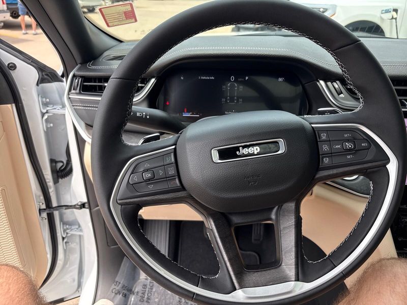 New 2025 Jeep Grand Cherokee L Limited 4x4Image 16