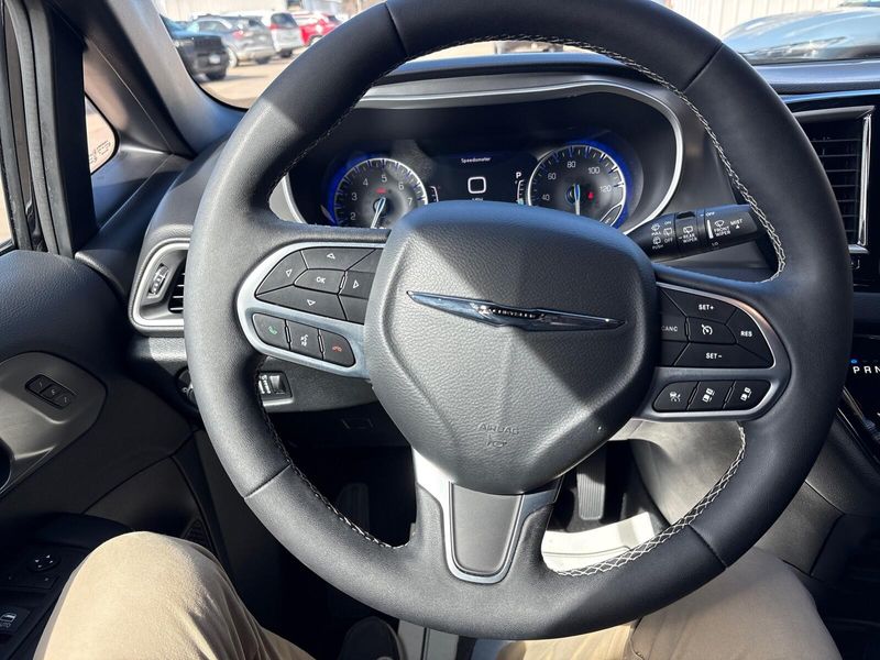 Used 2025 Chrysler Pacifica SelectImage 14