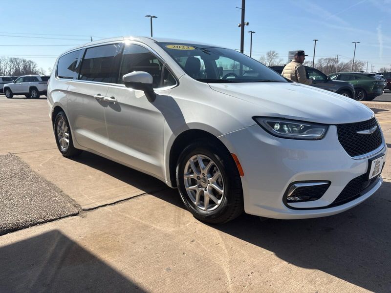 Used 2023 Chrysler Pacifica Touring LImage 8