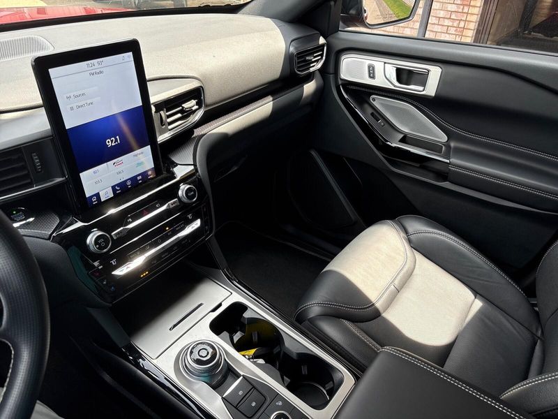 2021 Ford Explorer STImage 22