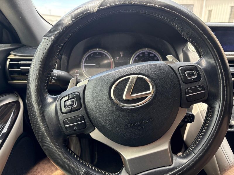 2016 Lexus RC 200t Image 13