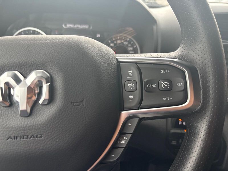 New 2027 RAM 1500 Express Crew Cab 4x4 5