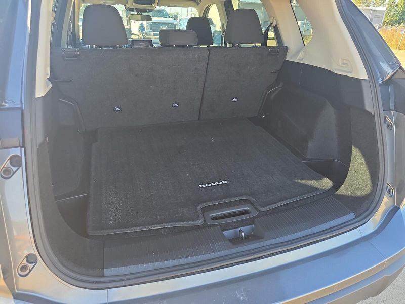 Used 2025 Nissan Rogue SVImage 12
