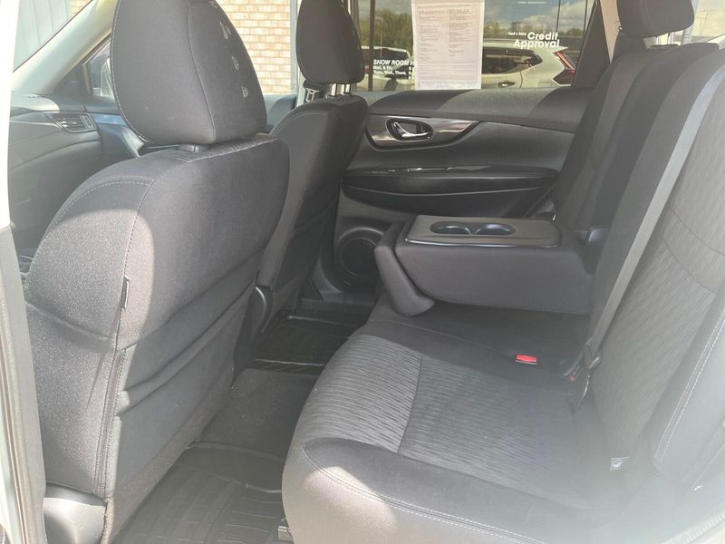 2019 Nissan Rogue SVImage 4