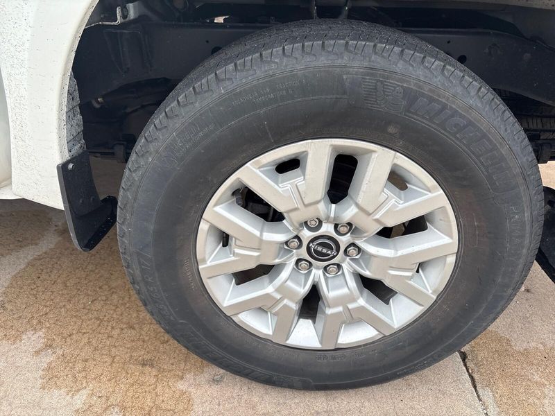 2022 Nissan Frontier SVImage 11