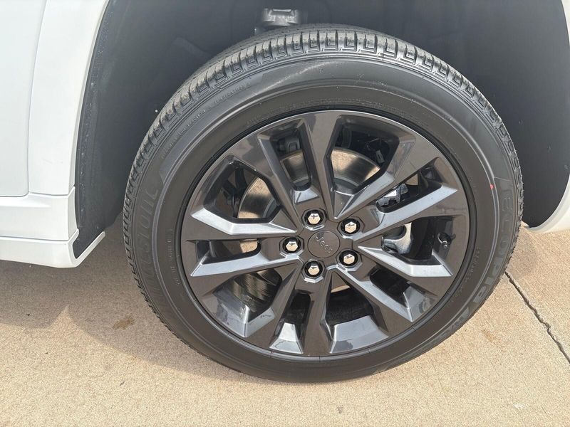 New 2026 Jeep Grand Cherokee L Limited Reserve 4x4Image 14