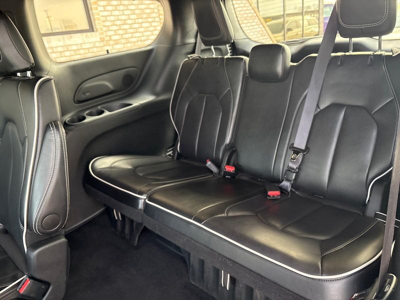Used 2025 Chrysler Pacifica LimitedImage 5