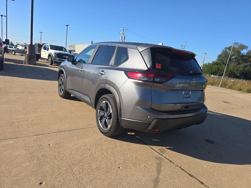 Used 2025 Nissan Rogue SVImage 11
