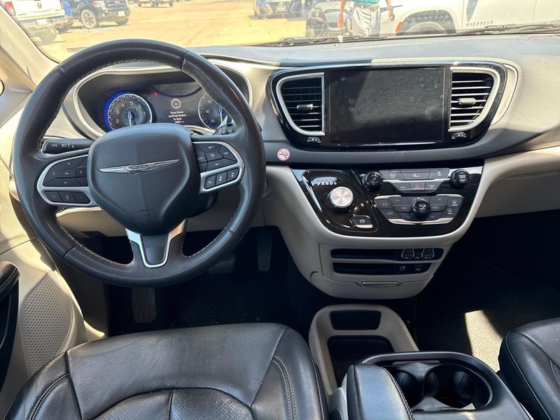 Used 2022 Chrysler Pacifica Touring LImage 6