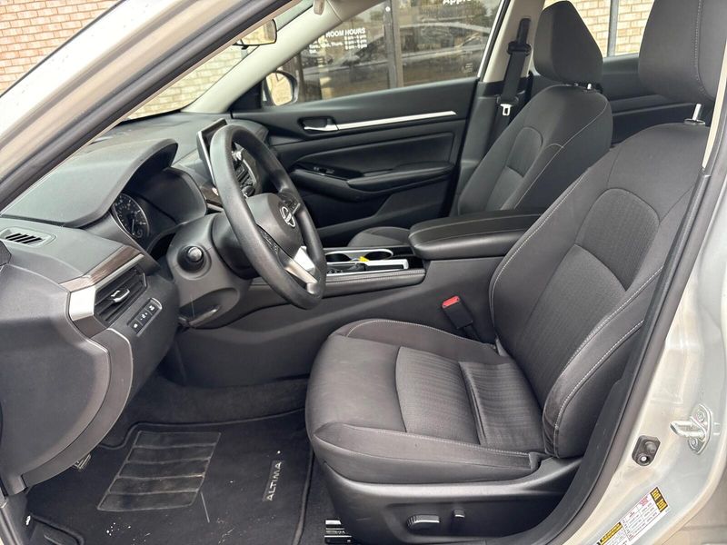2023 Nissan Altima 2.5 SV photo 3