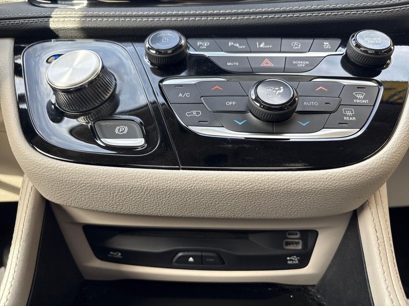 Used 2023 Chrysler Pacifica LimitedImage 22