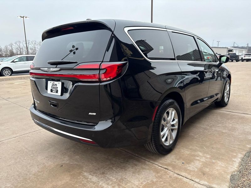 New 2026 Chrysler Pacifica Select AwdImage 9