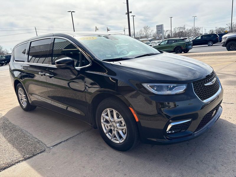 Used 2025 Chrysler Pacifica SelectImage 8