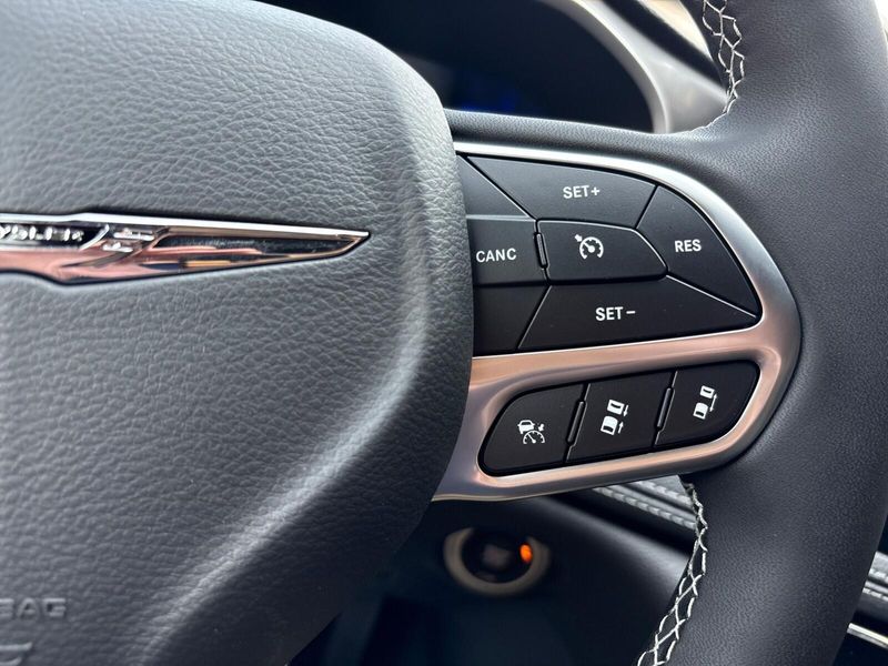 New 2025 Chrysler Pacifica SelectImage 16