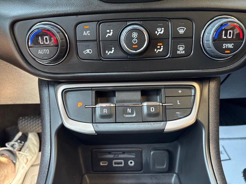 Used 2024 GMC Terrain DenaliImage 21