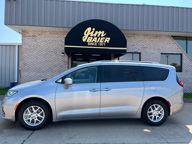 2021 Chrysler Pacifica Touring LImage 2