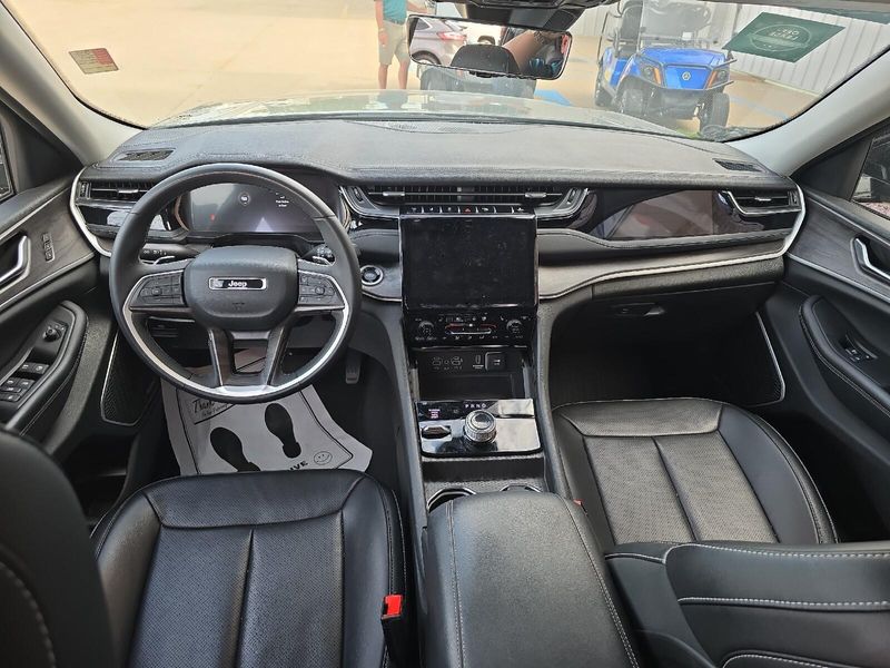 Used 2023 Jeep Grand Cherokee LimitedImage 3