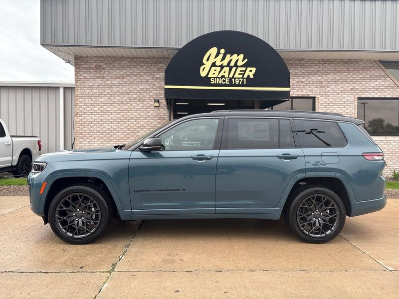 New 2026 Jeep Grand Cherokee L Summit 4x4Image 2
