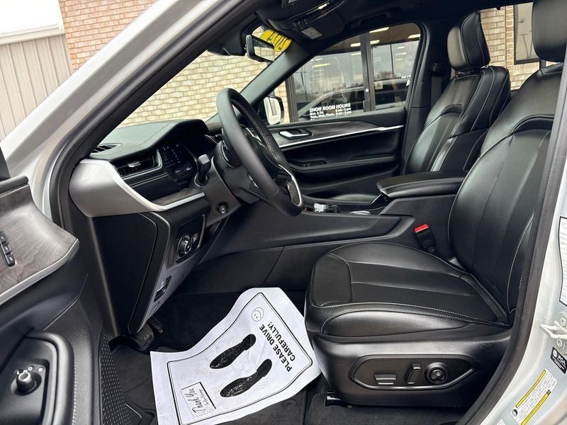 Used 2024 Jeep Grand Cherokee L LimitedImage 3