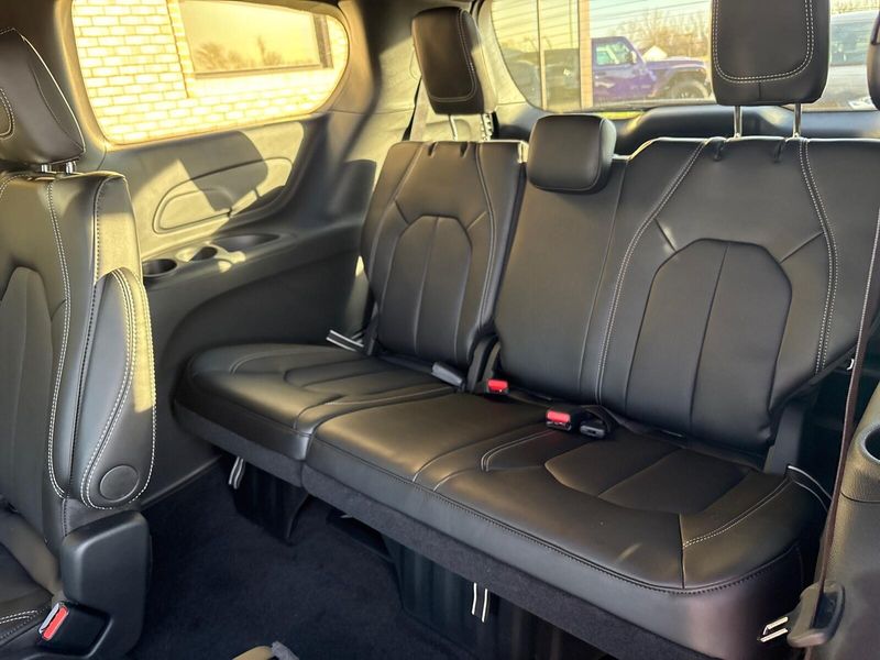 New 2026 Chrysler Pacifica SelectImage 5