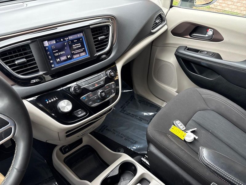 Used 2023 Chrysler Voyager LXImage 17