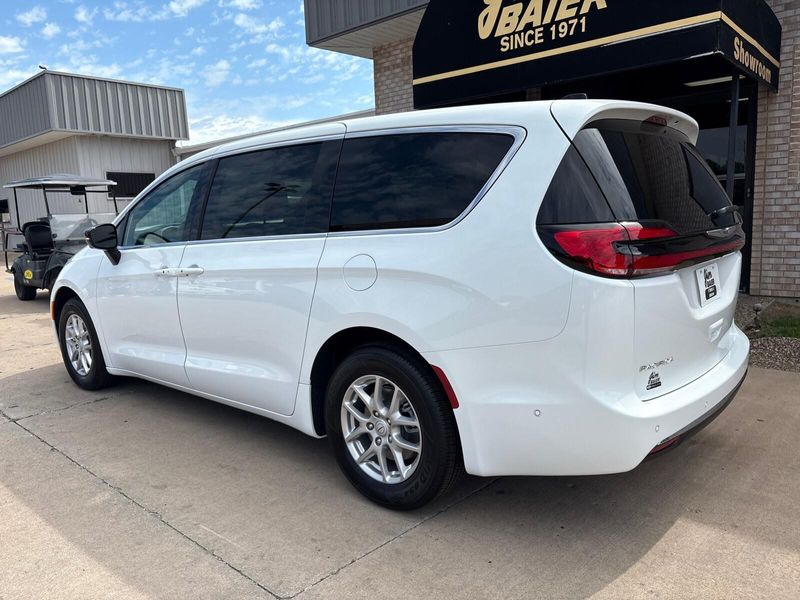 New 2025 Chrysler Pacifica SelectImage 11